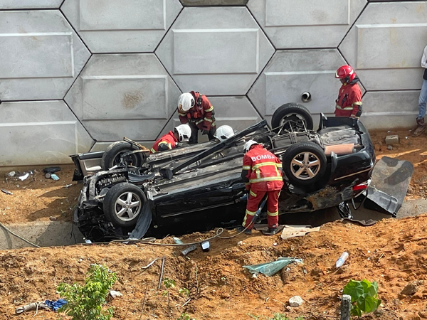 轿车失控撞向护栏坠落斜坡，四轮朝天。
