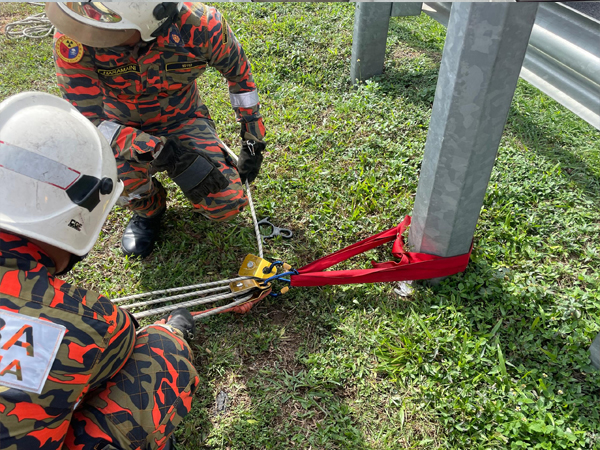 消拯员在案发现场运用吊放技术系统。
