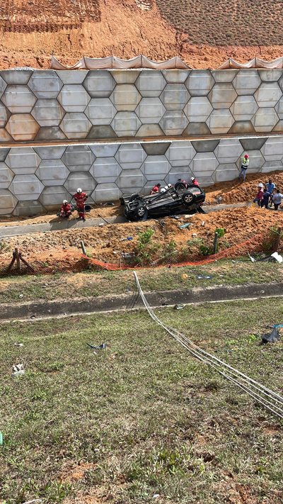 轿车失控撞上大道上的护栏，从路肩直坠200公尺下的斜坡，年轻司机当场惨死。
