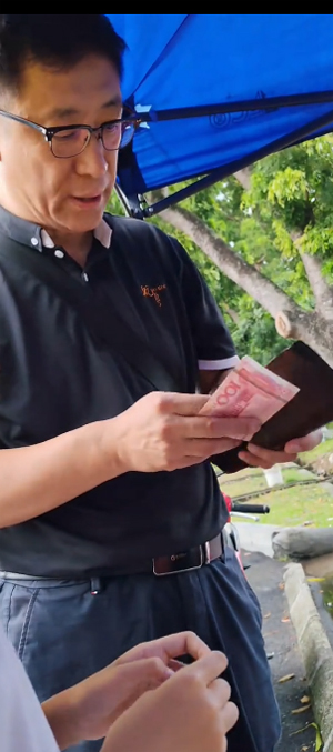 中国男子原先掏出100元以购买椰浆饭。
GN251117stcj02