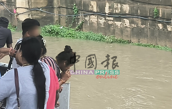 家属盼望着失踪者的归来。

