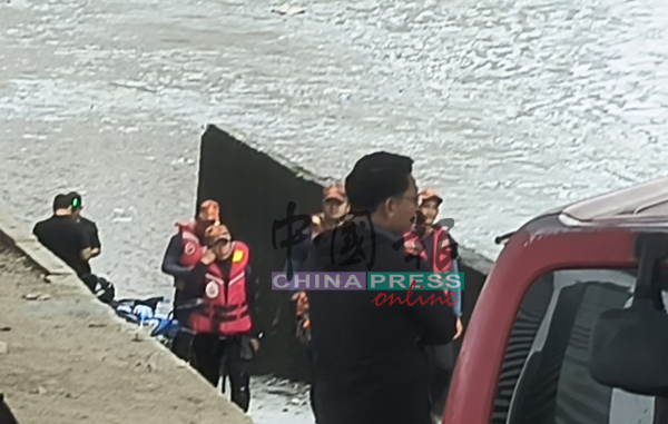由于河流湍急,搜救队未能下水进行搜寻。
