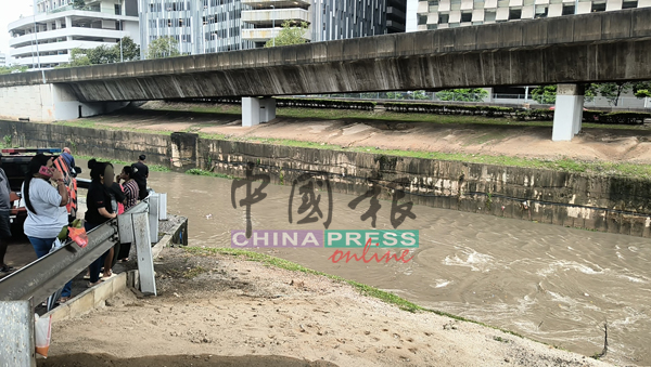 河流非常湍急,搜救队不敢贸然下水。