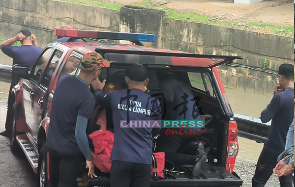 搜救队展开救援准备工作