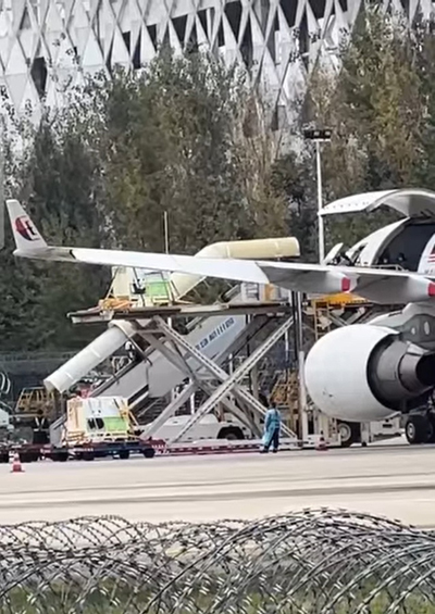 大熊猫“辰星”和“晓月”登机了