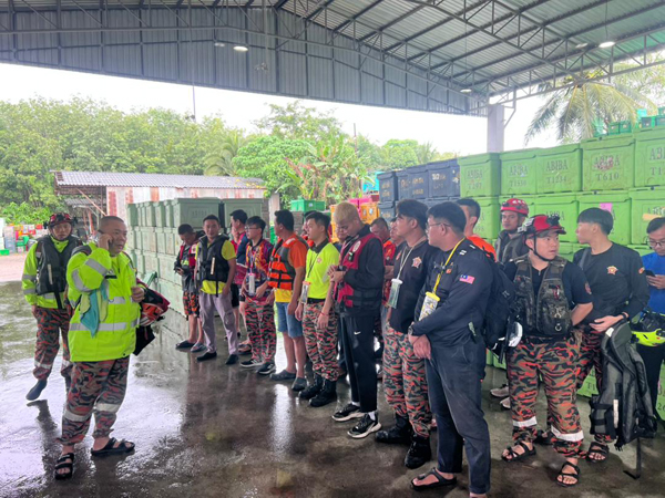 大马救援队一早集合，准备展开救援行动。

