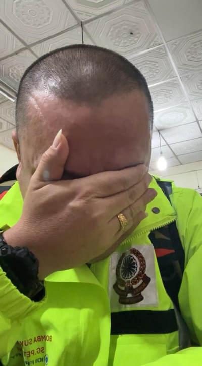 梁明达在直播中数度声泪俱下。

