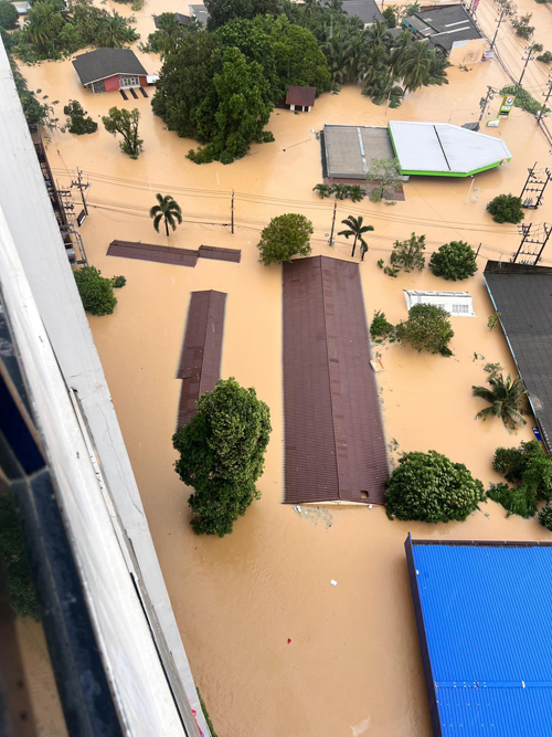 泰南多个地区水位已经淹至屋顶。