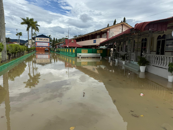 日得拉中学考生在应考来文科试卷一时，校内水位突然上升。

