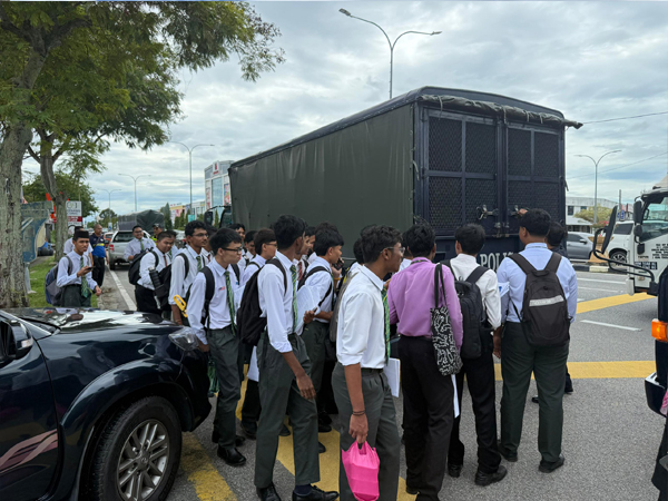 日得拉国中的考生，排队准备上警方卡车。


