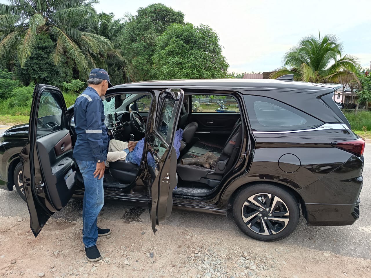 Alza休旅车前座乘客当场不治，疑是凶器的金属转动轴掉落在后车座。