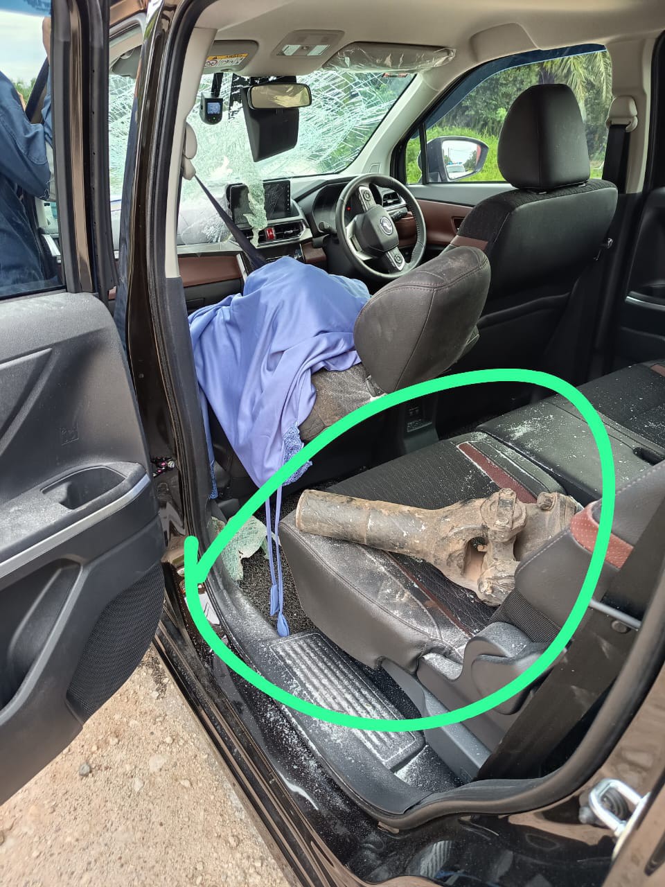 疑是凶器的金属转动轴，击穿挡风玻璃后掉落在后车座。