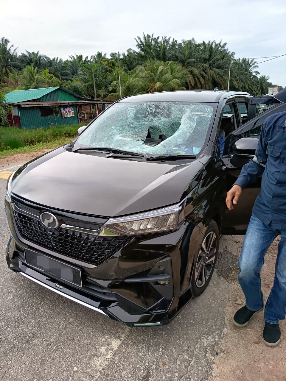 第二国产Alza休旅车的挡风玻璃被击穿一个洞。