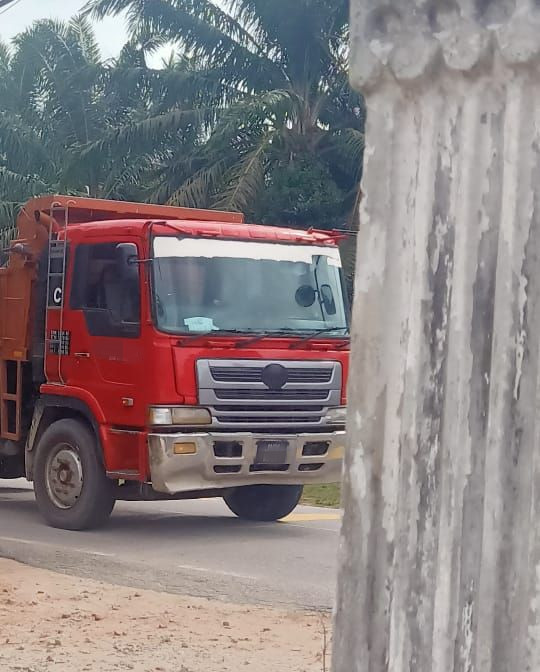 转动轴疑从这辆罗厘飞脱出来。