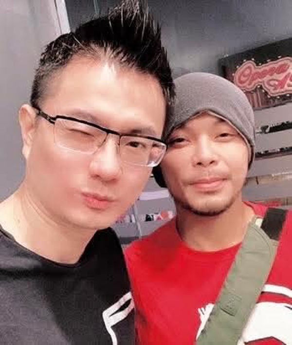 江律师（左）晒出与黄明志（右）之前的合照。