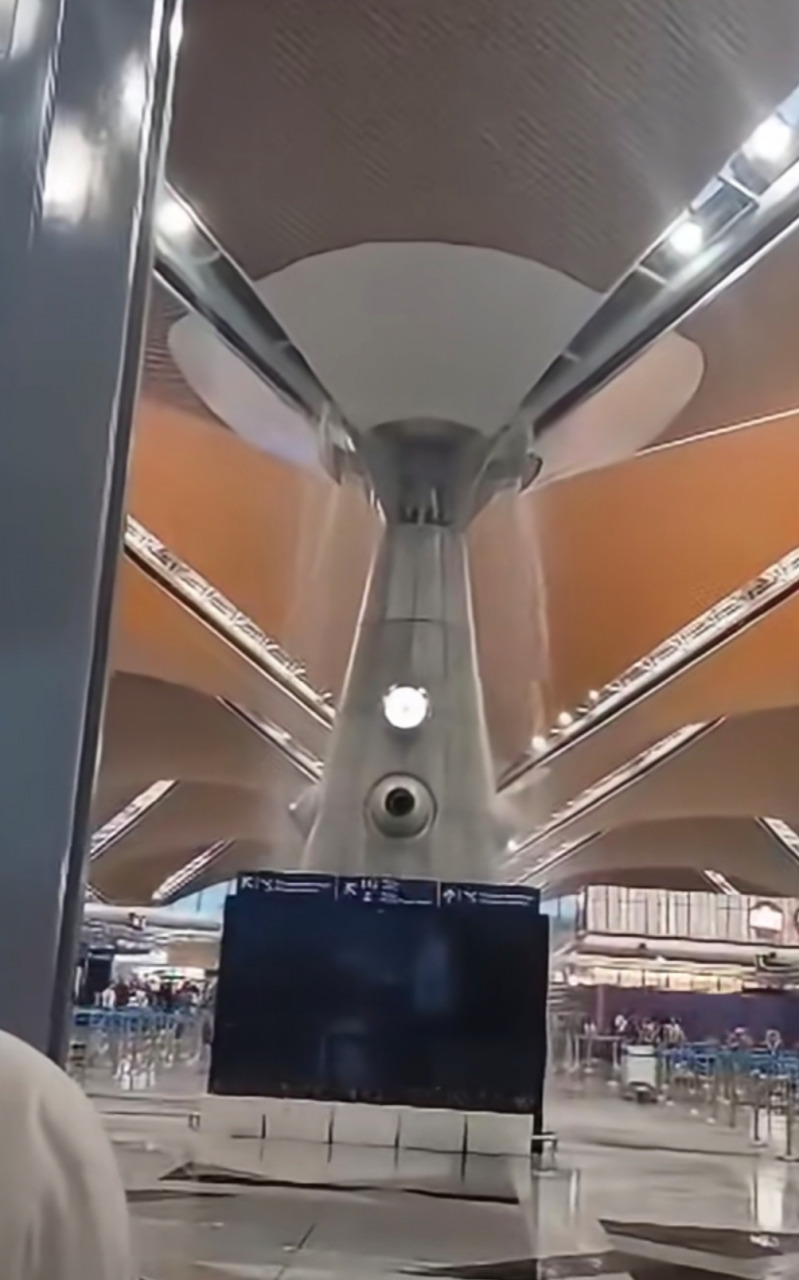 吉隆坡国际机场第一航站楼大漏水，被网民调侃为是低配版“星耀樟宜雨漩涡”。