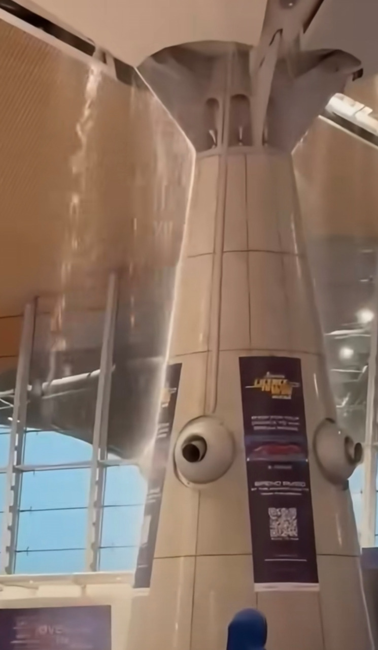 吉隆坡国际机场第一航站楼大漏水,被网民调侃为是低配版“星耀樟宜雨漩涡”。