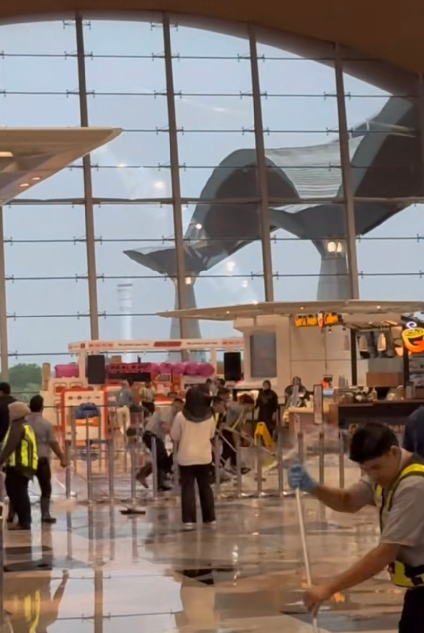 吉隆坡国际机场第一航站楼大漏水，被网民调侃为是低配版“星耀樟宜雨漩涡”。