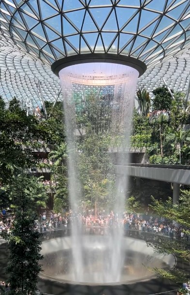 新加坡樟宜机场的星耀樟宜雨漩涡。
