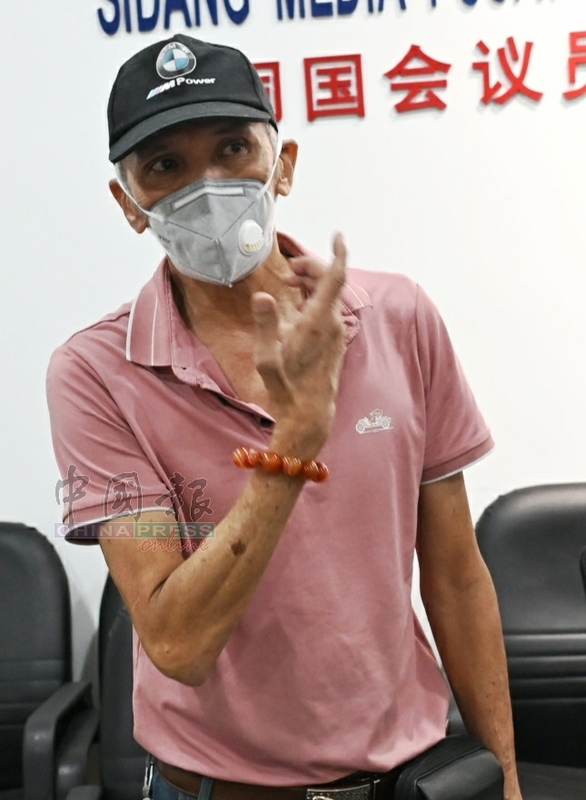 李先生控诉，拆穿女子的谎言后，女子怒用椅子砸向他的头，并掌掴他。
