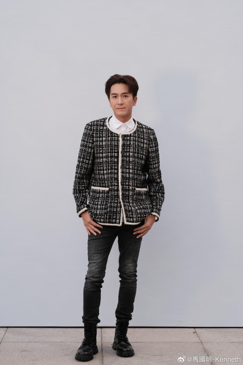 马国明这身装扮被嘲笑“姨化”了。