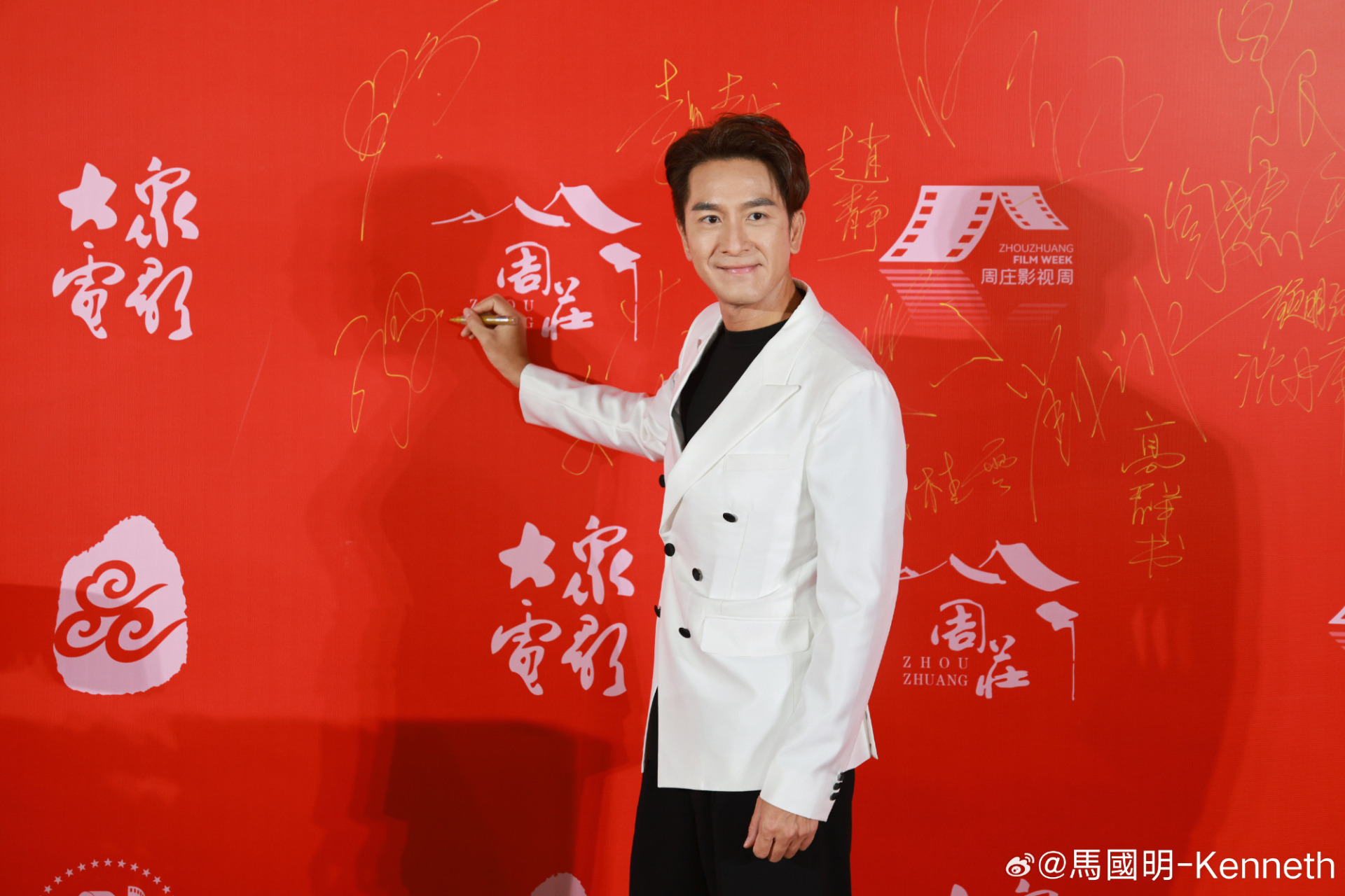 51岁视帝造型被嘲“姨味浓” 网笑：偷穿老婆衣服吗