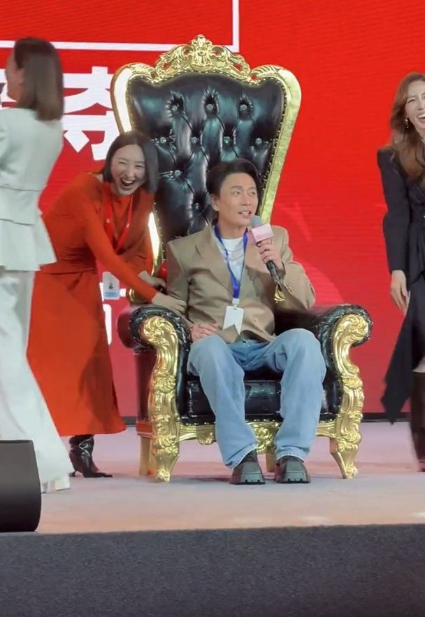 黄宗泽的角色阴险，在开播礼上发挥贱精本色抢椅子坐。