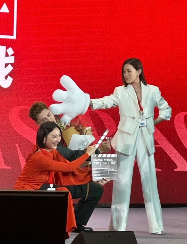 佘诗曼气场十足。