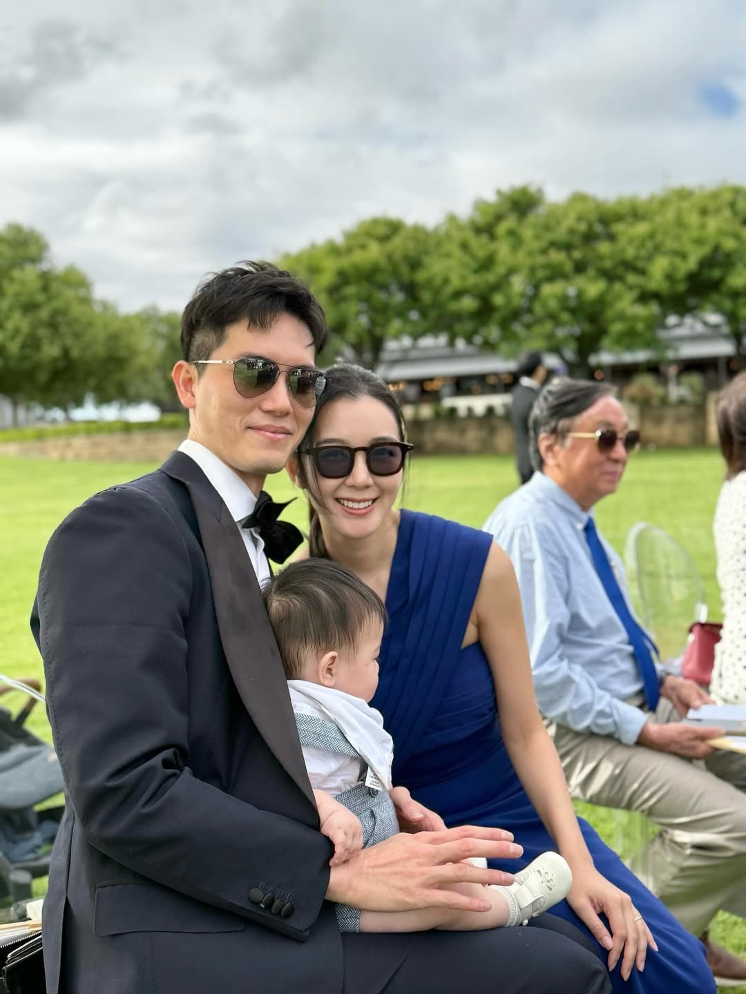 麦明诗带儿子参加好友的婚礼。