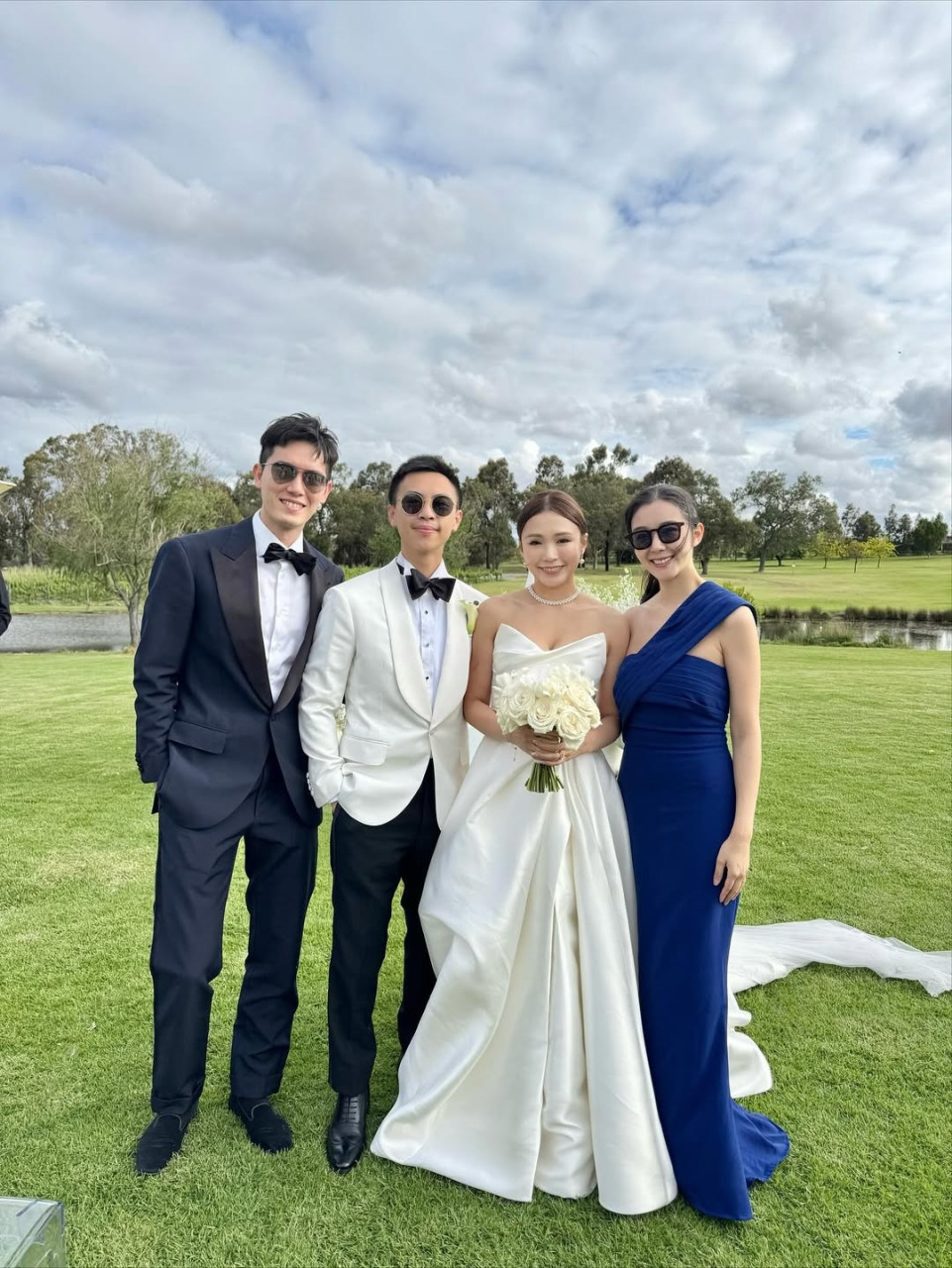 十优港姐一家三口出国 首曝光儿子正面样