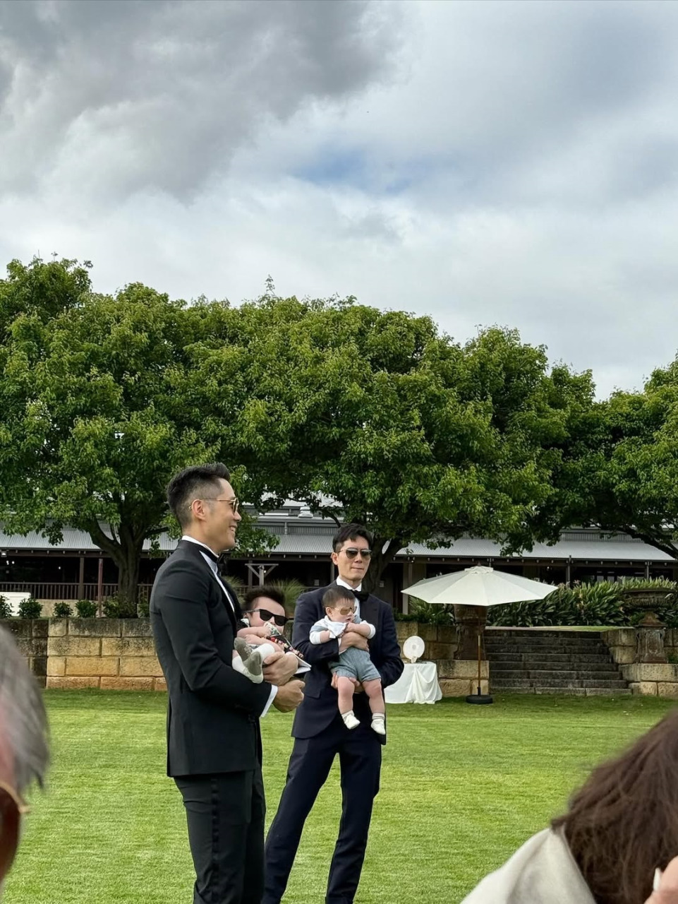 麦明诗首次曝光儿子的正面样。