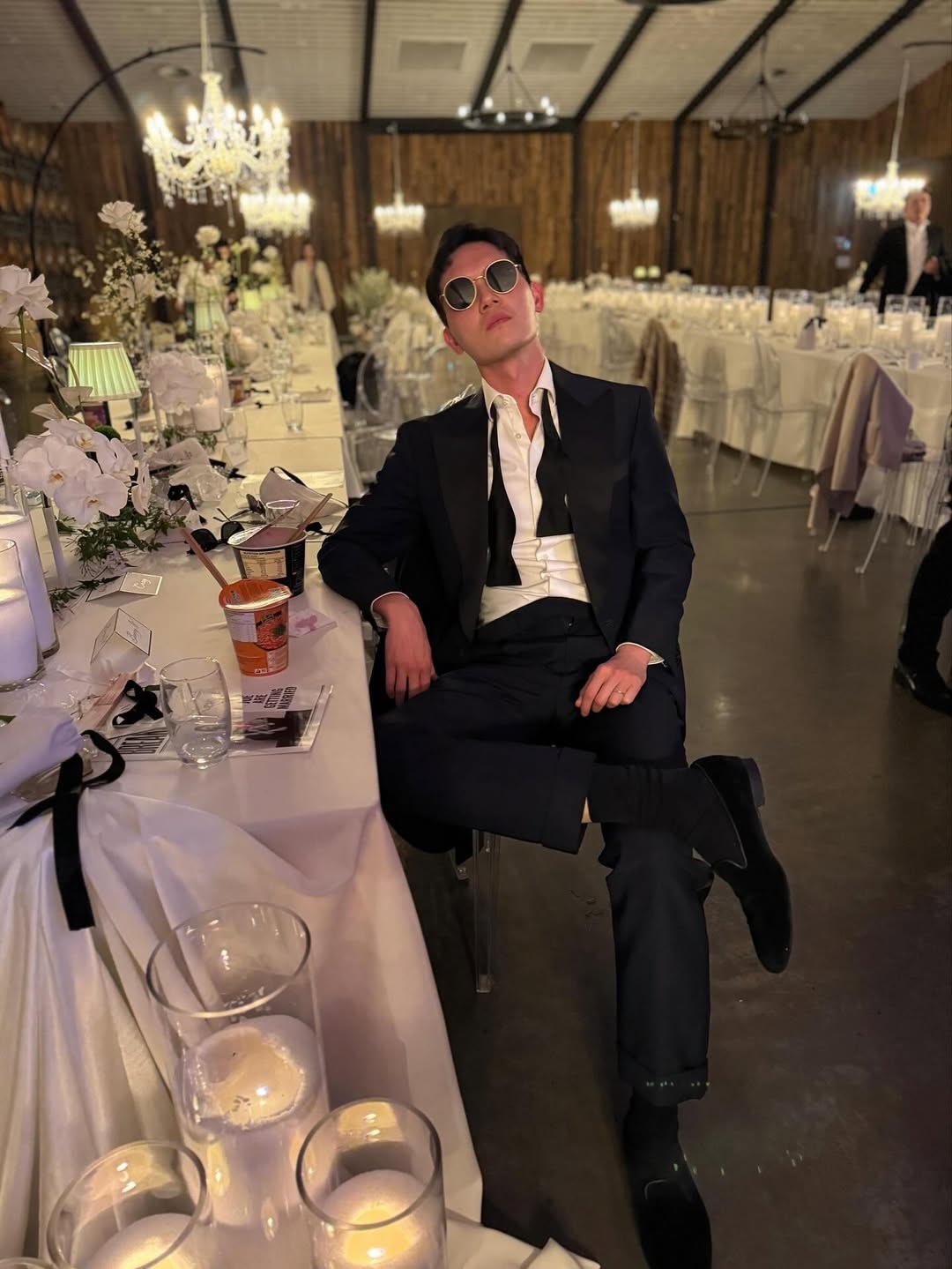 十优港姐一家三口出国 首曝光儿子正面样