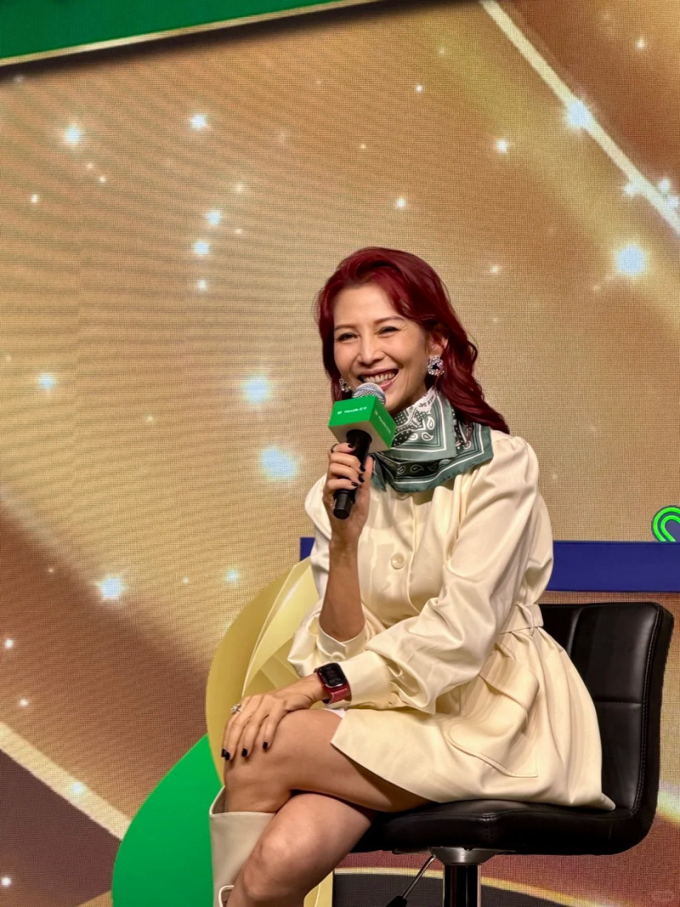 52岁视后晒纤瘦美腿 昔拍戏减肥只吃3颗葡萄