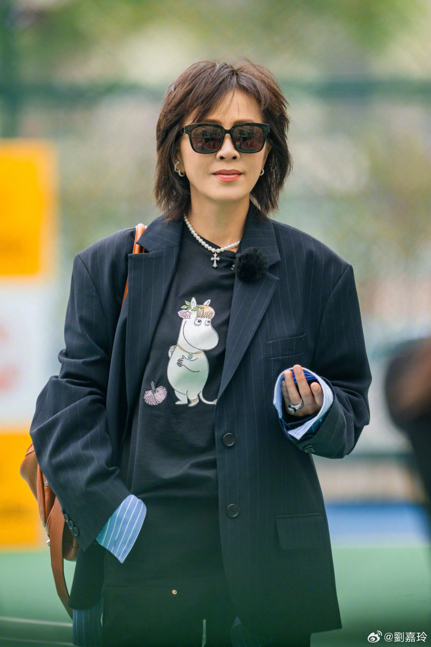 送牧民妹妹千元手链 59岁影后获赞大方