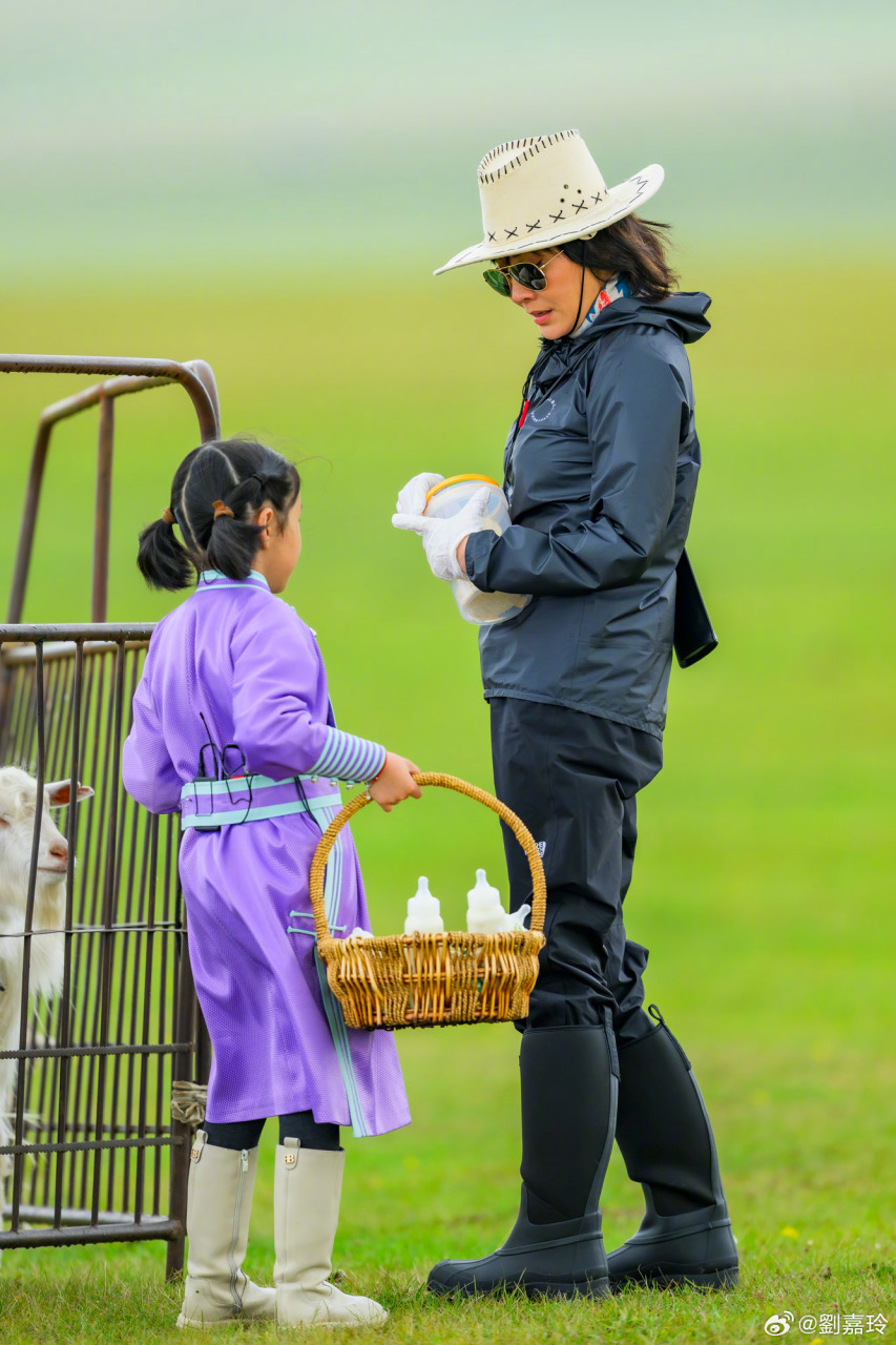 送牧民妹妹千元手链 59岁影后获赞大方