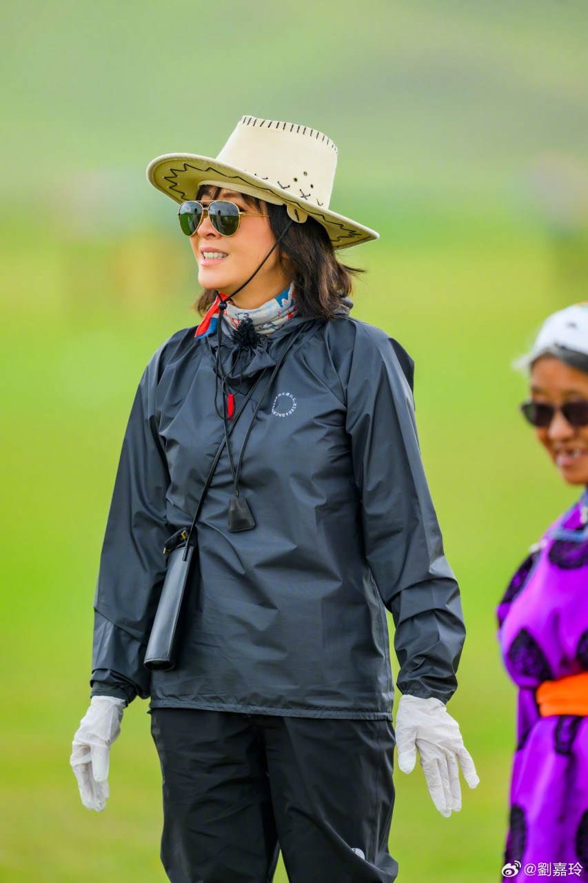 送牧民妹妹千元手链 59岁影后获赞大方