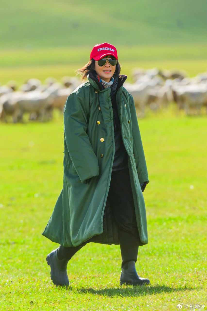 送牧民妹妹千元手链 59岁影后获赞大方