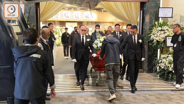 灵柩移送到火葬场。