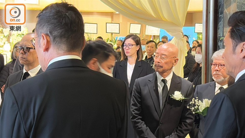 佘诗曼哭成泪人。