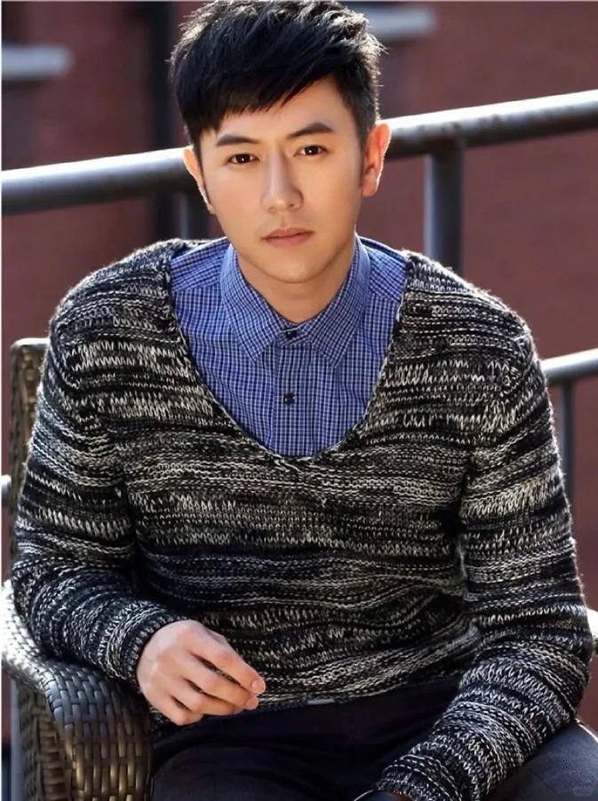 前TVB小生挺肚腩搭地铁 网赞：胖了还是帅