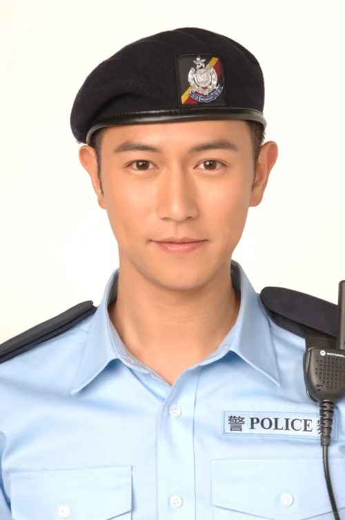 前TVB小生挺肚腩搭地铁 网赞：胖了还是帅