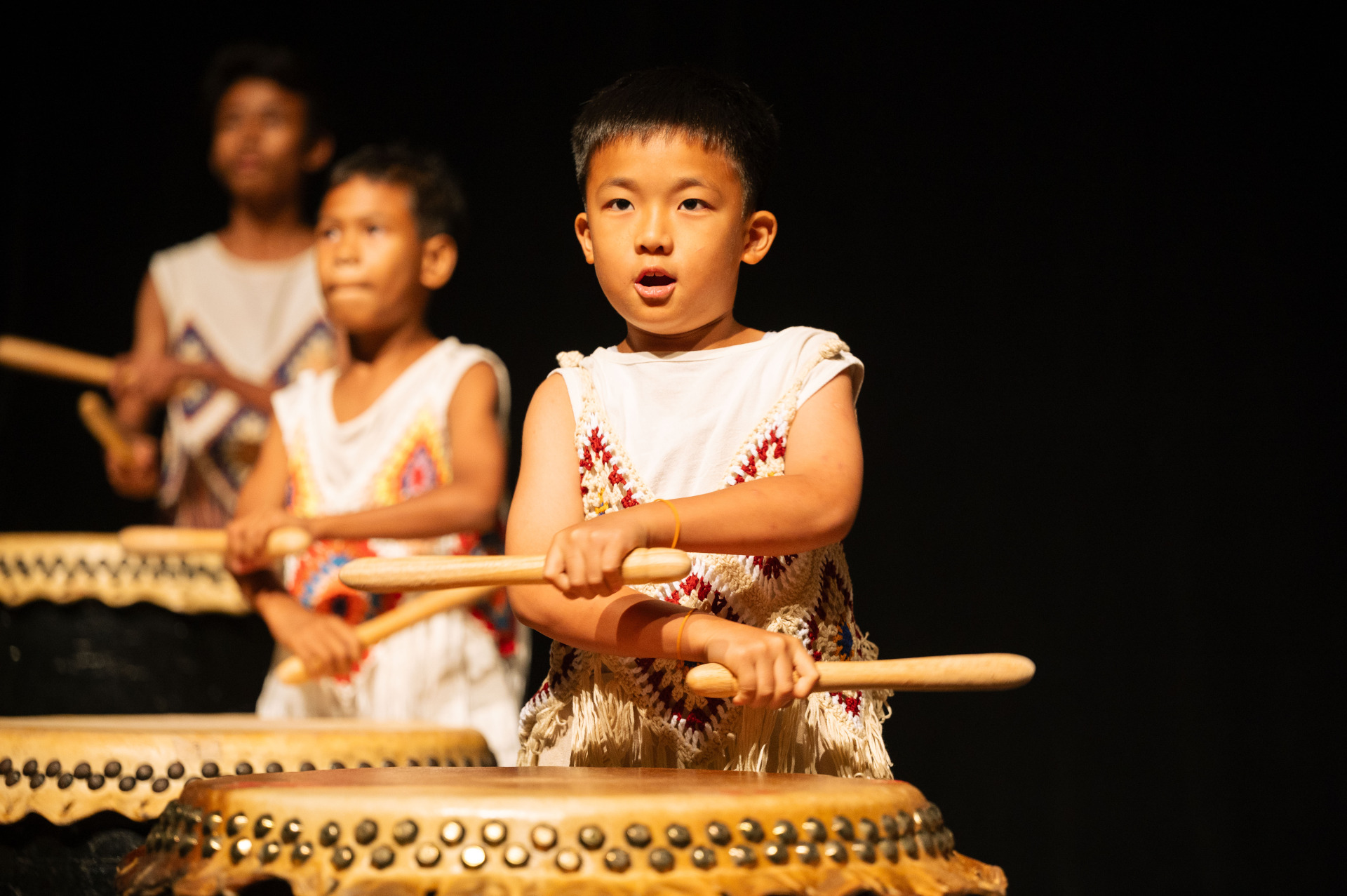 █手集团鼓艺学院的小学员们，在节奏的世界中成长，敲响属于自己的舞台梦。