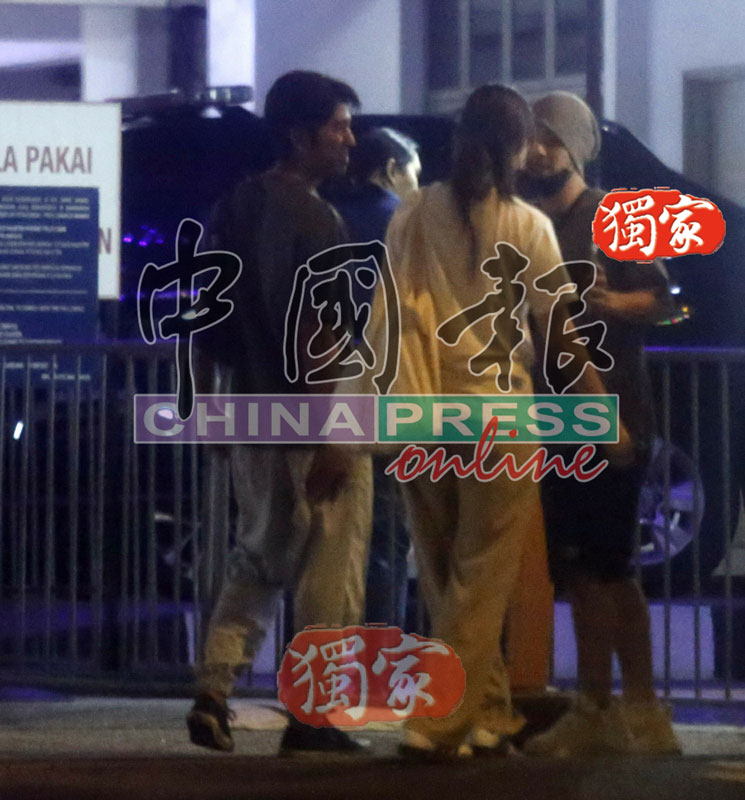 黄明志在女友的陪同下，到警局投案。