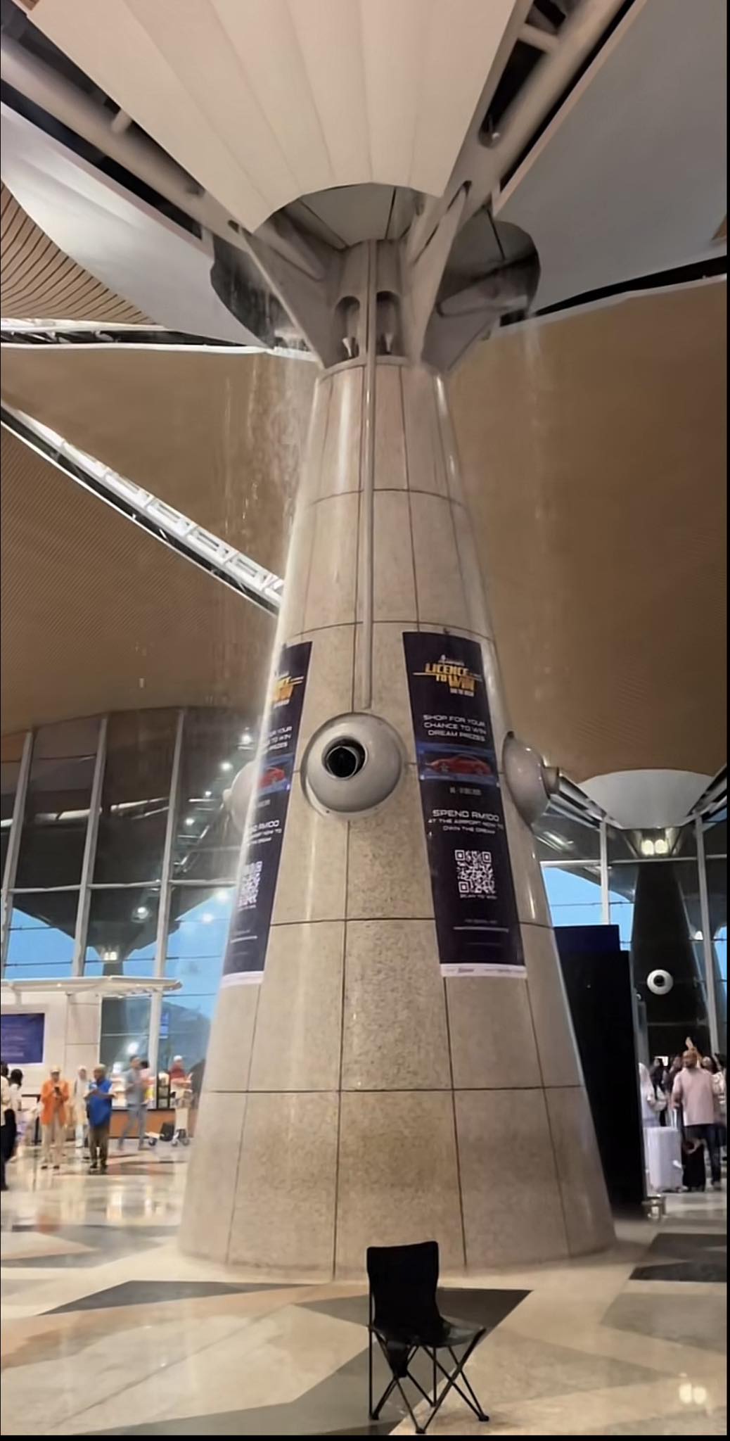 第一航站楼大厅严重漏水。