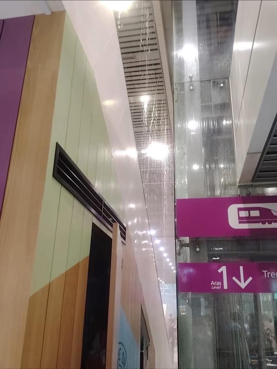 吉隆坡国际机场第一航站楼屋顶数处，在雨后出现漏水。