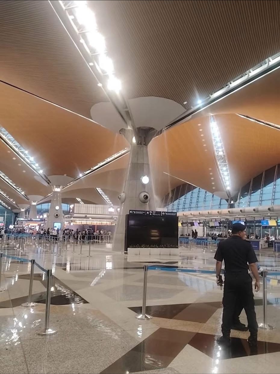 工作人员已在大厅漏水处设围栏，避免出入。