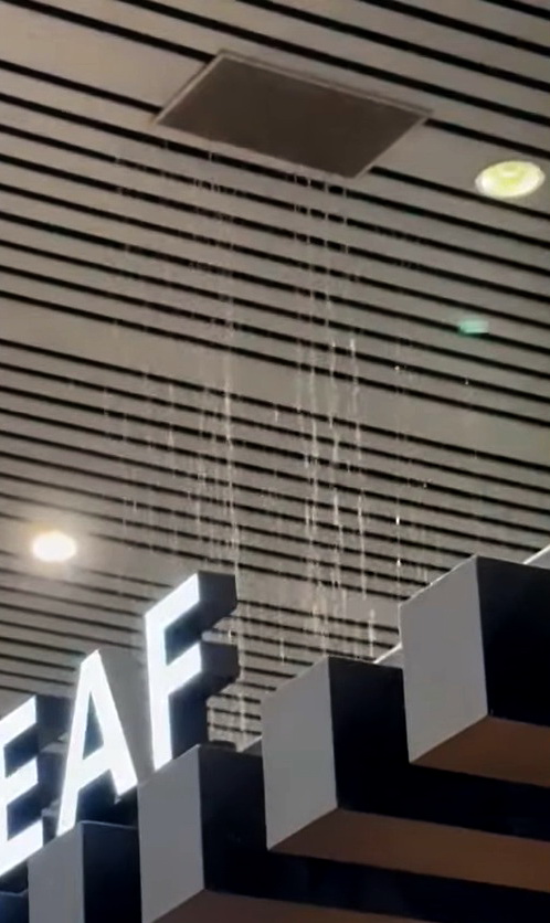 暴风雨中 楼顶漏水 KLIA 1 变瀑布