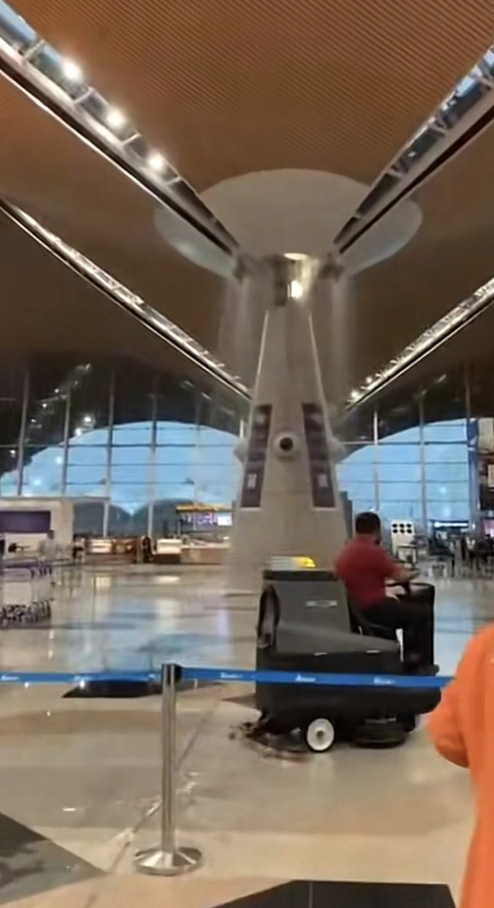 暴风雨中 楼顶漏水 KLIA 1 变瀑布