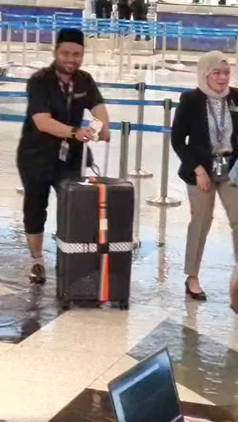 暴风雨中 楼顶漏水 KLIA 1 变瀑布