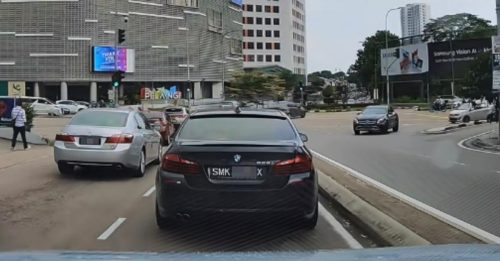 狮城宝马撞轿车后逃 网民怒轰“危害人间”